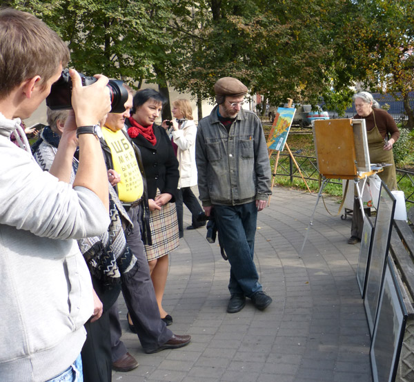 ����� ���������� � ������ ���������� �������. ���������� ��������
The watch by painters in protection of the Pushkarskaya square. The visitors of an exhibition