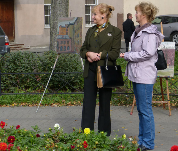 ����� ���������� � ������ ���������� �������. ���������� ��������
The watch by painters in protection of the Pushkarskaya square. The visitors of an exhibition