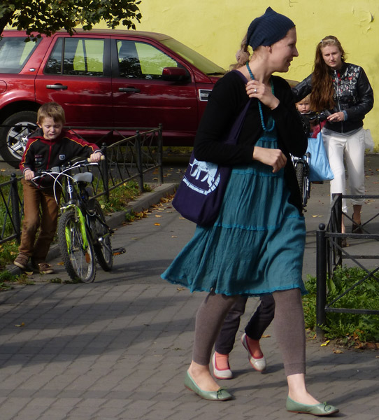 ����� ���������� � ������ ���������� �������. ���������� ��������
The watch by painters in protection of the Pushkarskaya square. The visitors of an exhibition