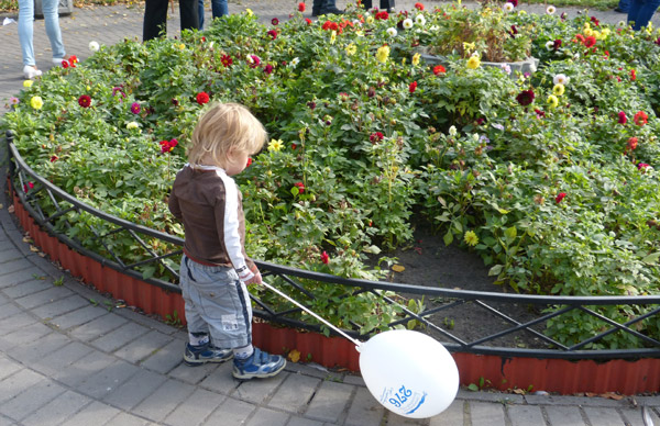 ����� ���������� � ������ ���������� �������. ���������� ��������
The watch by painters in protection of the Pushkarskaya square. The visitors of an exhibition