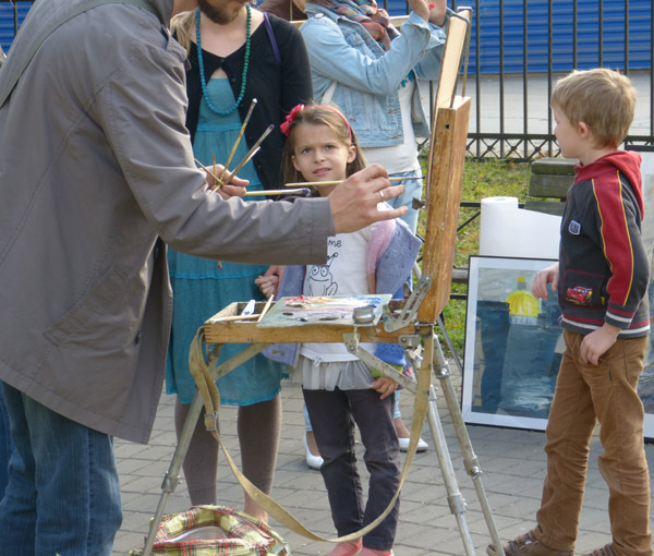 ����� ���������� � ������ ���������� �������. ���������� ��������
The watch by painters in protection of the Pushkarskaya square. The visitors of an exhibition