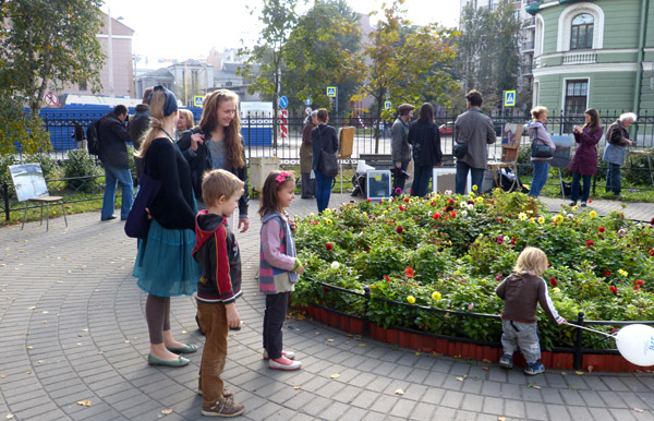 ����� ���������� � ������ ���������� �������. ���������� ��������
The watch by painters in protection of the Pushkarskaya square. The visitors of an exhibition