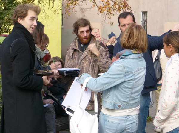 ����� ���������� � ������ ���������� �������. ����������� �������
The watch by painters in protection of the Pushkarskaya square. We sign the petition