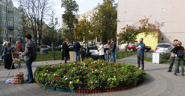 ����� ���������� � ������ ���������� �������. ����� ��� ��������
The watch by painters in protection of the Pushkarskaya square. General view of exhibition