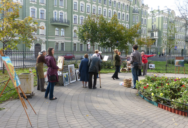 ����� ���������� � ������ ���������� �������. ����� ��� ��������
The watch by painters in protection of the Pushkarskaya square. General view of exhibition