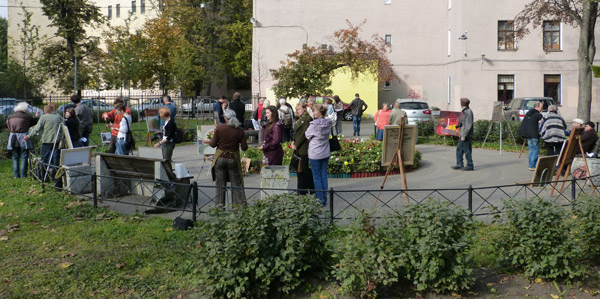 ����� ���������� � ������ ���������� �������. ����� ��� ��������
The watch by painters in protection of the Pushkarskaya square. General view of exhibition