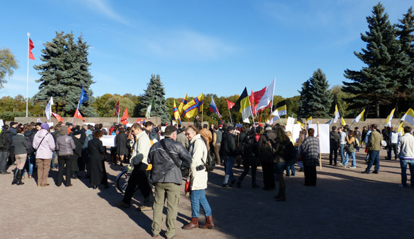 ������ � ������ ����������. �� ���� ����������� ������
meeting in protection of Petersburg. On background of many-coloured flags