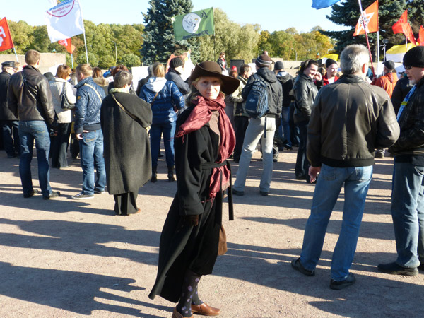 ������ � ������ ����������. �� ���� ����������� ������
meeting in protection of Petersburg. On background of many-coloured flags