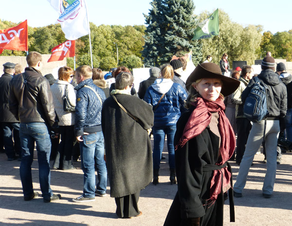 ������ � ������ ����������. �� ���� ����������� ������
meeting in protection of Petersburg. On background of many-coloured flags
