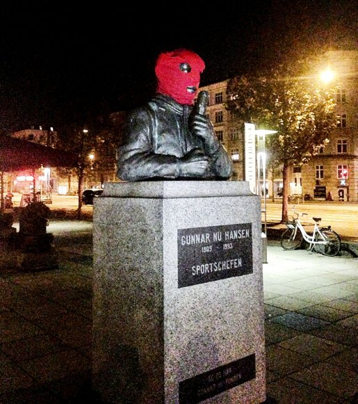 �������� ������� ������� ���������� ����� �����
Monument to Hansen requires to release Pussy Riot