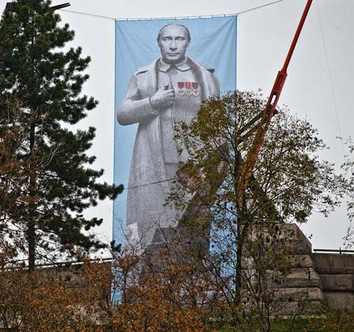 �������� ����� ������ ��������� �������
The canvas Putin instead of stone Stalin