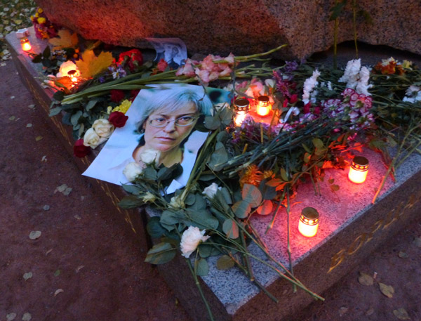 ������ ������ ���� ������������. ����� � ����� � ��������
The meeting of memory of Anna Politkovskaya. Flowers and candles at a portrait