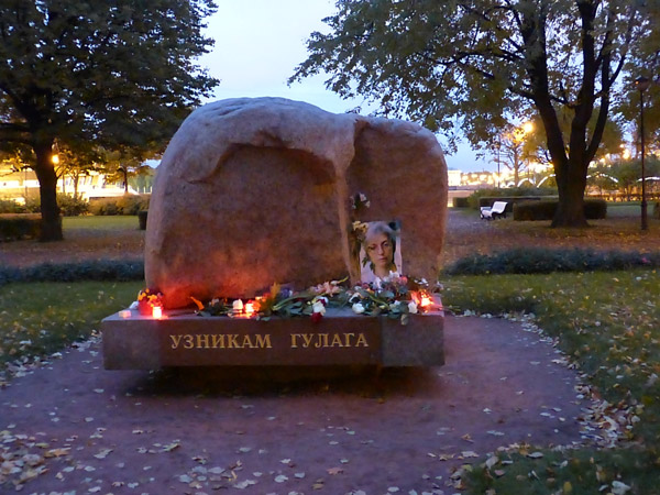 ������ ������ ���� ������������. ����� � ����� � ��������
The meeting of memory of Anna Politkovskaya. Flowers and candles at a portrait