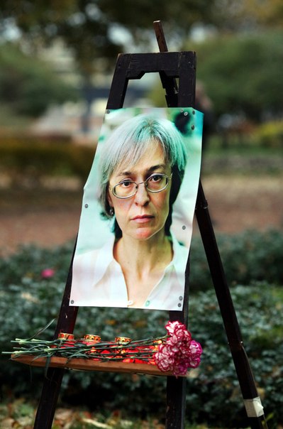 ������ ������ ���� ������������. ����� � ��������
The meeting of memory of Anna Politkovskaya. Flowers at a portrait