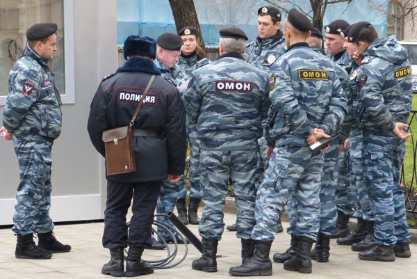 ���� �� ������� ���� ����������������. ���������� ����� ������� �����: ��� ��� ����� - ������ ��������!�
The march for freedom of all political prisoners. Instructing before the beginning of a march: �The special attention to this pipe!�