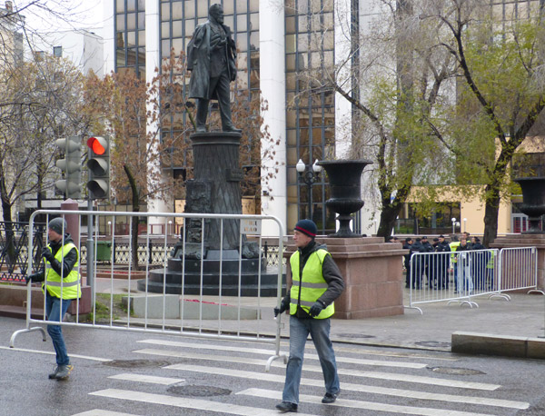 ���� �� ������� ���� ����������������. ��������� ���������� ���������
The march for freedom of all political prisoners. We finish a structure of a pen