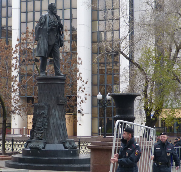 ���� �� ������� ���� ����������������. ��������� ���������� ���������
The march for freedom of all political prisoners. We finish a structure of a pen