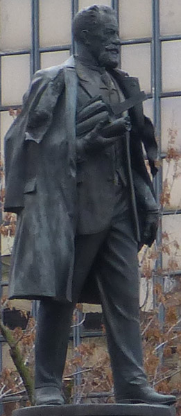 �������� �.�.������ � ������
monument to Vladimir G. Shukhov in Moscow