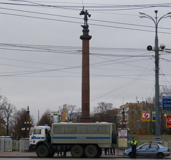 ���� �� ������� ���� ����������������. ������� � ��������� ������������ ������ �������� ������������
The march for freedom of all political prisoners. Policemen at monument �Grateful Russia to the lawfull soldiers�