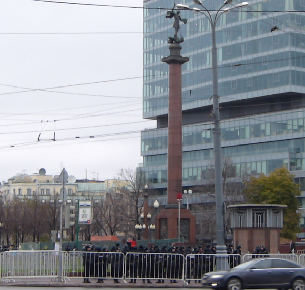 ���� �� ������� ���� ����������������. ������� � ��������� ������������ ������ �������� ������������
The march for freedom of all political prisoners. Policemen at monument �Grateful Russia to the lawfull soldiers�