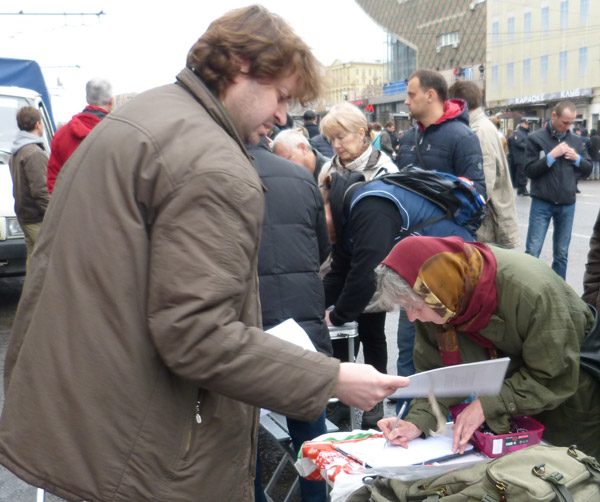 ���� �� ������� ���� ����������������. ���� �������� � ����������� ���������� ����������������
The march for freedom of all political prisoners. The gathering of the signatures with the requirement to release the political prisoners