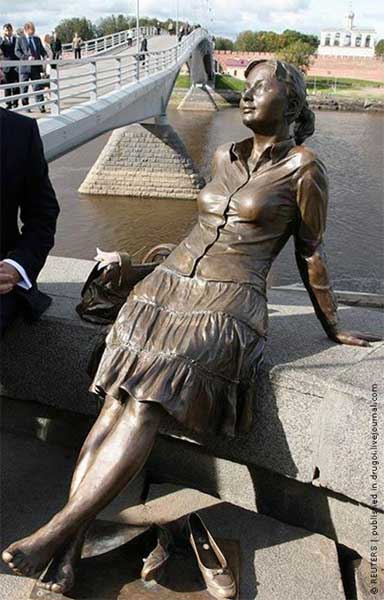 �������� ��
Monument �The girl, having a rest on a parapet�