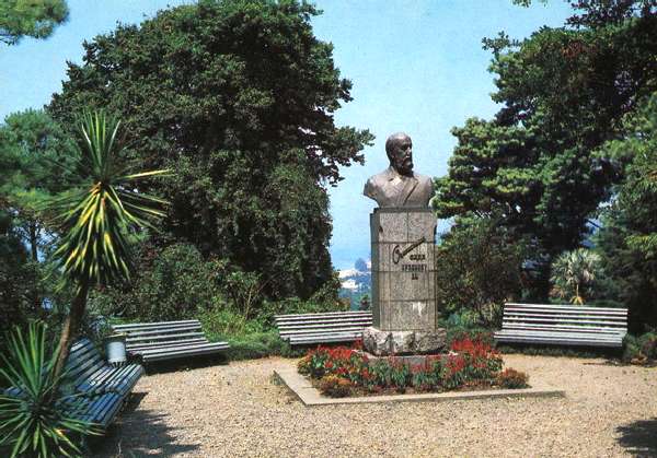 ��������. ���� ���������� ������������� ���� �.�.�������� � ������
Postal card. Bust of the founder of a Botanical garden A.N.Krasnov in Batumi