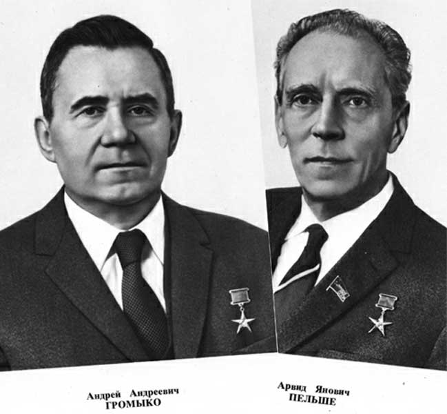 ����� �������� ������������� ������ � ���������� � ����� ��������� �� ���ѻ
Set of postal cards �Photoportraits of the members and candidates in the members Political Bureau of Central Committee of Communist Party of Soviet Union�