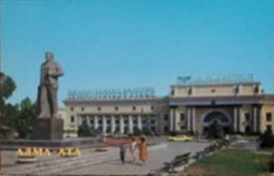 �������� ��������� �.�.������ � ����-���
Postal card �Monument to Vladimir I. Lenin in Alma-Ata�