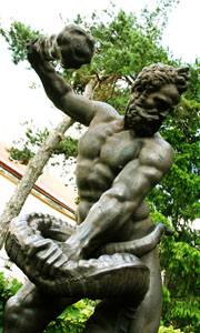�������� ������� � ��������
Monument �Heracles� in Uzhgorod