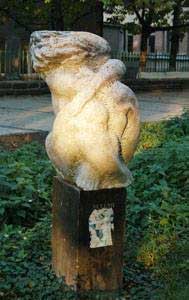 �������� ������� � ��������
Monument �Earth� in Uzhgorod