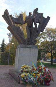 �������� �������������� ������������ � ��������
Monument To the shooted antifascists in Uzhgorod