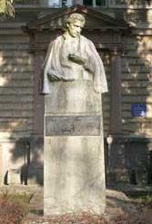 �������� ������ ����� � ��������
Monument to Gabor Doyko in Uzhgorod