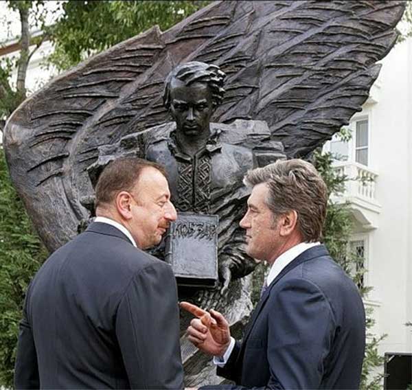�������� �������� � ����
Monument to Taras G. Shevchenko in Baku