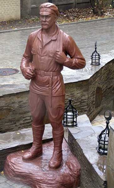 �������� ������ � �������
Monument to Sukhov in Donetsk