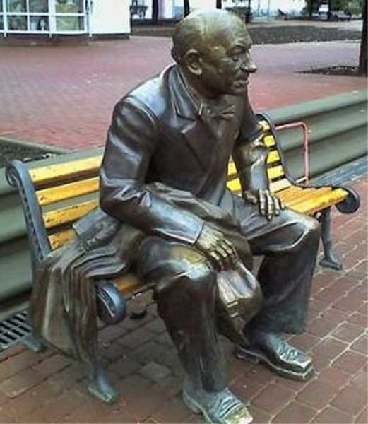 �������� ����������� � ������ ���������
Monument to Eugene Evstigneyev in Nizhny Novgorod